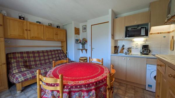 Studio cabine de 23m2 au pied des Pistes avec balcon, cave et place de parking privative