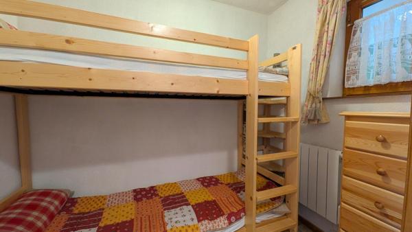 Studio cabine de 23m2 au pied des Pistes avec balcon, cave et place de parking privative