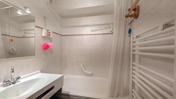 Studio cabine de 23m2 au pied des Pistes avec balcon, cave et place de parking privative