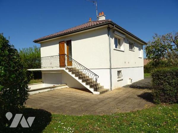 Chauvigny, à proximité du centre ville mais au calme, Maison d'habitation comprenant: une entré...