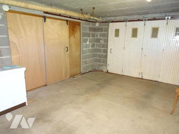 Chauvigny, à proximité du centre ville mais au calme, Maison d'habitation comprenant: une entré...