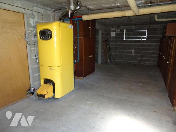 Chauvigny, à proximité du centre ville mais au calme, Maison d'habitation comprenant: une entré...