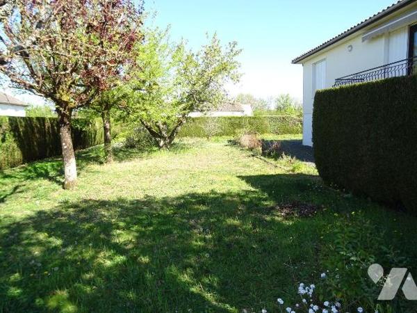 Chauvigny, à proximité du centre ville mais au calme, Maison d'habitation comprenant: une entré...