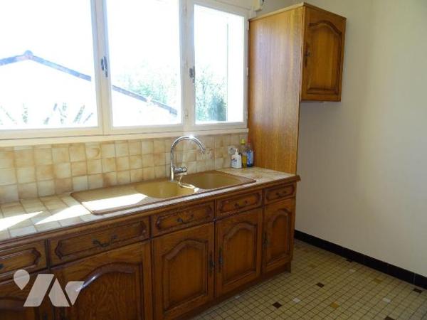 Chauvigny, à proximité du centre ville mais au calme, Maison d'habitation comprenant: une entré...