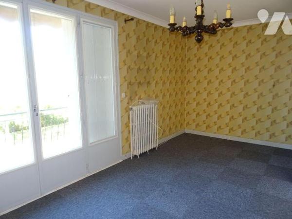 Chauvigny, à proximité du centre ville mais au calme, Maison d'habitation comprenant: une entré...