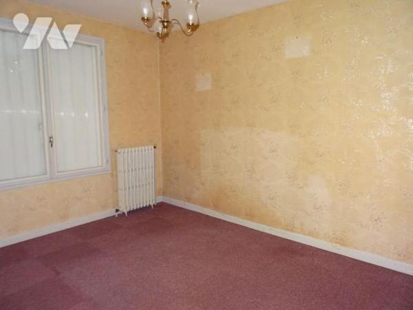 Chauvigny, à proximité du centre ville mais au calme, Maison d'habitation comprenant: une entré...