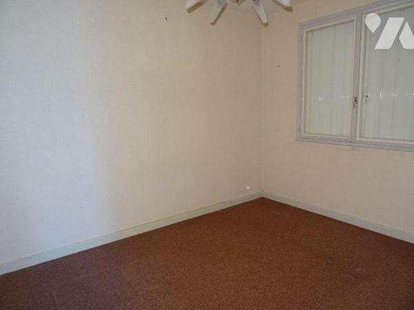 Chauvigny, à proximité du centre ville mais au calme, Maison d'habitation comprenant: une entré...