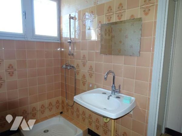 Chauvigny, à proximité du centre ville mais au calme, Maison d'habitation comprenant: une entré...