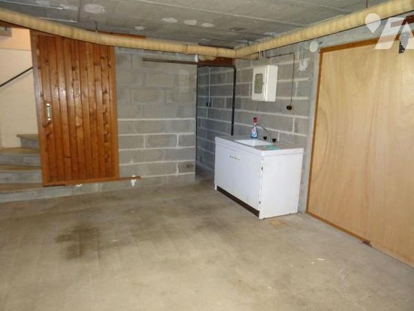 Chauvigny, à proximité du centre ville mais au calme, Maison d'habitation comprenant: une entré...