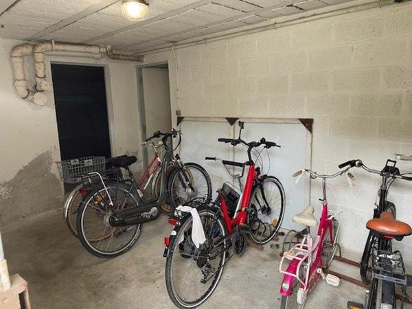 Appartement 54 m2 Deux pieces 1 Salon et 1 Chambre Cave Garage à vélo  Parking.