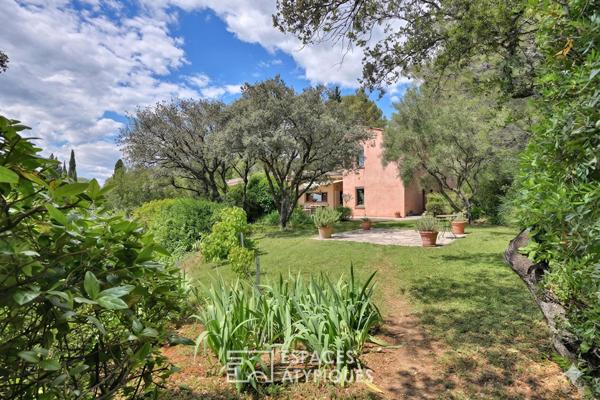 Villa d’architecte à la vue panoramique dans les collines