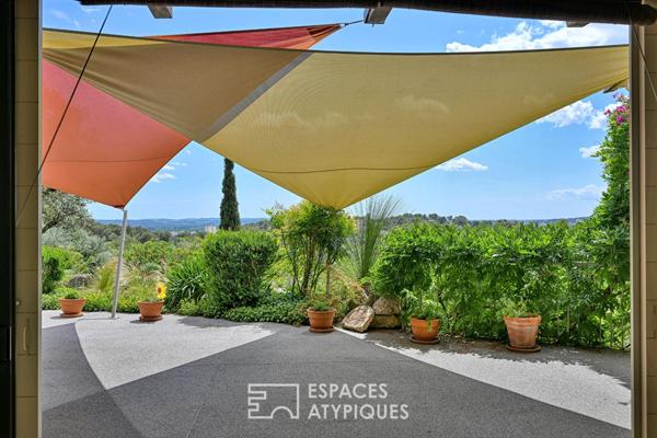 Villa d’architecte à la vue panoramique dans les collines
