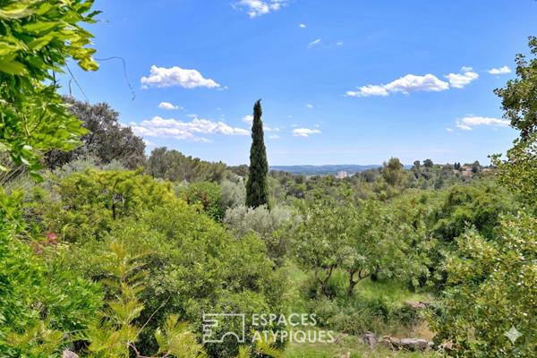 Villa d’architecte à la vue panoramique dans les collines
