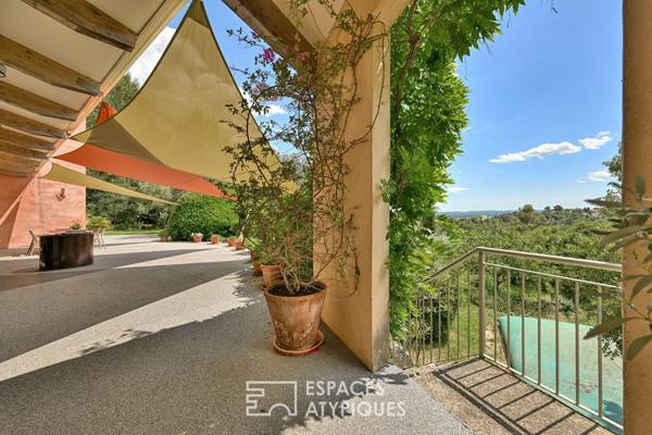 Villa d’architecte à la vue panoramique dans les collines