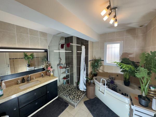 Maison 6 CH+1SB+SE+3WC+DOUBLE GARAGE+PISCINE