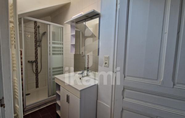 Romans centre : T2 de 69 m2 en rez-de-chaussée, terrasse, parking, cave