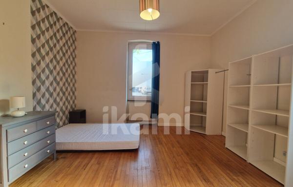 Romans centre : T2 de 69 m2 en rez-de-chaussée, terrasse, parking, cave