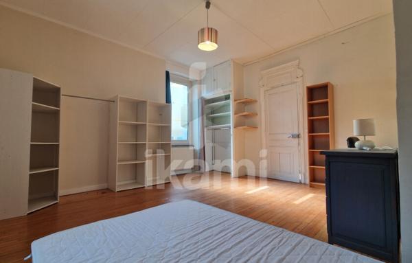 Romans centre : T2 de 69 m2 en rez-de-chaussée, terrasse, parking, cave