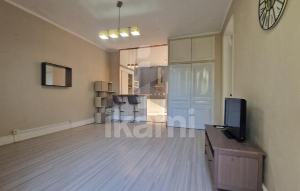 Romans centre : T2 de 69 m2 en rez-de-chaussée, terrasse, parking, cave