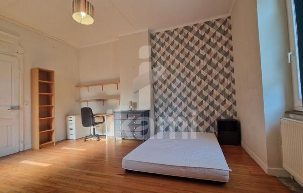 Romans centre : T2 de 69 m2 en rez-de-chaussée, terrasse, parking, cave