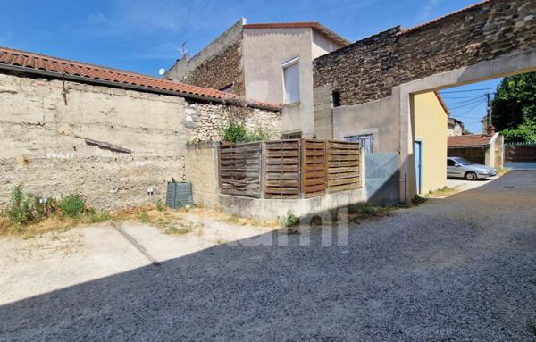 Romans centre : T2 de 69 m2 en rez-de-chaussée, terrasse, parking, cave