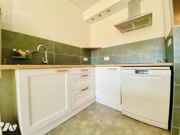 Appartement T4 duplex avec balcon et stationnement à 5min à pieds de la plage