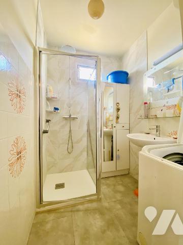 Appartement T4 duplex avec balcon et stationnement à 5min à pieds de la plage