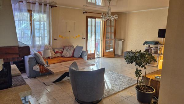 Salles d'Aude - Villa familiale avec piscine et garage sur parcelle arborée de 1306 m²