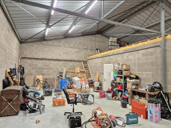 Entrepôt et bureaux à vendre à Amboise dans l'Indre-et-Loire (37400), ref : CB