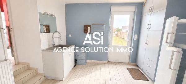 Maison familiale en pierre avec 5 chambres, grenier aménageable et 3 garages.