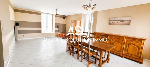 Maison familiale en pierre avec 5 chambres, grenier aménageable et 3 garages.