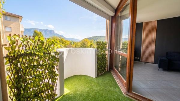 Appartement T3 traversant avec 2 extérieurs, parking & garage – Résidence recherchée
Idéalement situé dans une résidence calme et très prisée, venez découvrir cet appartement traversant offrant de beaux volumes et une belle luminosité tout au long de la journée.
Proche de toutes les commodités (commerces, écoles, transports) et avec un accès rapide aux grands axes routiers, il offre un cadre de vie pratique et agréable.
Les atouts du bien :
 Côté nuit : Deux chambres spacieuses avec rangement.
 Côté extérieur : Deux espaces extérieurs privatifs permettant de profiter du soleil à différents moments de la journée.
 Agencement : Appartement traversant offrant une belle circulation de l'air et de la lumière.
 Annexes : Une place de parking privée est inclus dans le prix.
 En option : Possibilité d'acquérir en supplément un grand garage fermé de 18 m² équipé d'une porte motorisée.
 Gestion optimisée : Faibles charges de copropriété et taxe foncière raisonnable.
Travaux de rafraîchissement à prévoir pour révéler tout le potentiel de cet appartement et le mettre à votre goût.
Un bien complet et recherché sur le secteur, idéal pour un premier achat ou un investissement pérenne.
À visiter sans tarder !