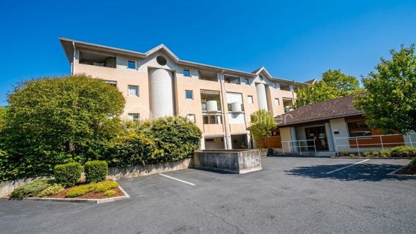 Appartement T3 traversant avec 2 extérieurs, parking & garage – Résidence recherchée
Idéalement situé dans une résidence calme et très prisée, venez découvrir cet appartement traversant offrant de beaux volumes et une belle luminosité tout au long de la journée.
Proche de toutes les commodités (commerces, écoles, transports) et avec un accès rapide aux grands axes routiers, il offre un cadre de vie pratique et agréable.
Les atouts du bien :
 Côté nuit : Deux chambres spacieuses avec rangement.
 Côté extérieur : Deux espaces extérieurs privatifs permettant de profiter du soleil à différents moments de la journée.
 Agencement : Appartement traversant offrant une belle circulation de l'air et de la lumière.
 Annexes : Une place de parking privée est inclus dans le prix.
 En option : Possibilité d'acquérir en supplément un grand garage fermé de 18 m² équipé d'une porte motorisée.
 Gestion optimisée : Faibles charges de copropriété et taxe foncière raisonnable.
Travaux de rafraîchissement à prévoir pour révéler tout le potentiel de cet appartement et le mettre à votre goût.
Un bien complet et recherché sur le secteur, idéal pour un premier achat ou un investissement pérenne.
À visiter sans tarder !
