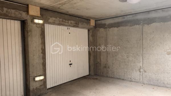Appartement T3 traversant avec 2 extérieurs, parking & garage – Résidence recherchée
Idéalement situé dans une résidence calme et très prisée, venez découvrir cet appartement traversant offrant de beaux volumes et une belle luminosité tout au long de la journée.
Proche de toutes les commodités (commerces, écoles, transports) et avec un accès rapide aux grands axes routiers, il offre un cadre de vie pratique et agréable.
Les atouts du bien :
 Côté nuit : Deux chambres spacieuses avec rangement.
 Côté extérieur : Deux espaces extérieurs privatifs permettant de profiter du soleil à différents moments de la journée.
 Agencement : Appartement traversant offrant une belle circulation de l'air et de la lumière.
 Annexes : Une place de parking privée est inclus dans le prix.
 En option : Possibilité d'acquérir en supplément un grand garage fermé de 18 m² équipé d'une porte motorisée.
 Gestion optimisée : Faibles charges de copropriété et taxe foncière raisonnable.
Travaux de rafraîchissement à prévoir pour révéler tout le potentiel de cet appartement et le mettre à votre goût.
Un bien complet et recherché sur le secteur, idéal pour un premier achat ou un investissement pérenne.
À visiter sans tarder !