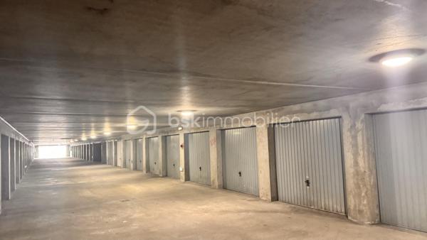 Appartement T3 traversant avec 2 extérieurs, parking & garage – Résidence recherchée
Idéalement situé dans une résidence calme et très prisée, venez découvrir cet appartement traversant offrant de beaux volumes et une belle luminosité tout au long de la journée.
Proche de toutes les commodités (commerces, écoles, transports) et avec un accès rapide aux grands axes routiers, il offre un cadre de vie pratique et agréable.
Les atouts du bien :
 Côté nuit : Deux chambres spacieuses avec rangement.
 Côté extérieur : Deux espaces extérieurs privatifs permettant de profiter du soleil à différents moments de la journée.
 Agencement : Appartement traversant offrant une belle circulation de l'air et de la lumière.
 Annexes : Une place de parking privée est inclus dans le prix.
 En option : Possibilité d'acquérir en supplément un grand garage fermé de 18 m² équipé d'une porte motorisée.
 Gestion optimisée : Faibles charges de copropriété et taxe foncière raisonnable.
Travaux de rafraîchissement à prévoir pour révéler tout le potentiel de cet appartement et le mettre à votre goût.
Un bien complet et recherché sur le secteur, idéal pour un premier achat ou un investissement pérenne.
À visiter sans tarder !