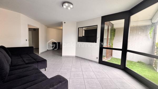 Appartement T3 traversant avec 2 extérieurs, parking & garage – Résidence recherchée
Idéalement situé dans une résidence calme et très prisée, venez découvrir cet appartement traversant offrant de beaux volumes et une belle luminosité tout au long de la journée.
Proche de toutes les commodités (commerces, écoles, transports) et avec un accès rapide aux grands axes routiers, il offre un cadre de vie pratique et agréable.
Les atouts du bien :
 Côté nuit : Deux chambres spacieuses avec rangement.
 Côté extérieur : Deux espaces extérieurs privatifs permettant de profiter du soleil à différents moments de la journée.
 Agencement : Appartement traversant offrant une belle circulation de l'air et de la lumière.
 Annexes : Une place de parking privée est inclus dans le prix.
 En option : Possibilité d'acquérir en supplément un grand garage fermé de 18 m² équipé d'une porte motorisée.
 Gestion optimisée : Faibles charges de copropriété et taxe foncière raisonnable.
Travaux de rafraîchissement à prévoir pour révéler tout le potentiel de cet appartement et le mettre à votre goût.
Un bien complet et recherché sur le secteur, idéal pour un premier achat ou un investissement pérenne.
À visiter sans tarder !