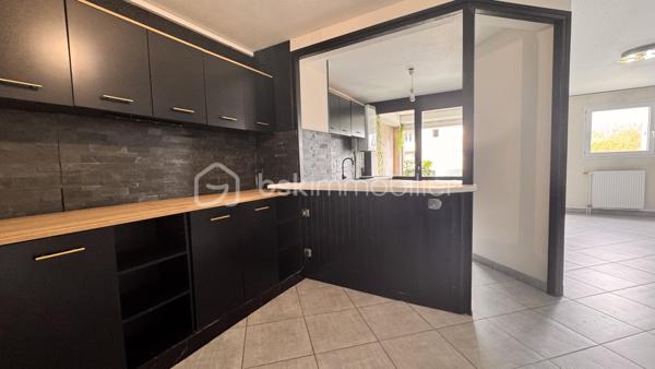 Appartement T3 traversant avec 2 extérieurs, parking & garage – Résidence recherchée
Idéalement situé dans une résidence calme et très prisée, venez découvrir cet appartement traversant offrant de beaux volumes et une belle luminosité tout au long de la journée.
Proche de toutes les commodités (commerces, écoles, transports) et avec un accès rapide aux grands axes routiers, il offre un cadre de vie pratique et agréable.
Les atouts du bien :
 Côté nuit : Deux chambres spacieuses avec rangement.
 Côté extérieur : Deux espaces extérieurs privatifs permettant de profiter du soleil à différents moments de la journée.
 Agencement : Appartement traversant offrant une belle circulation de l'air et de la lumière.
 Annexes : Une place de parking privée est inclus dans le prix.
 En option : Possibilité d'acquérir en supplément un grand garage fermé de 18 m² équipé d'une porte motorisée.
 Gestion optimisée : Faibles charges de copropriété et taxe foncière raisonnable.
Travaux de rafraîchissement à prévoir pour révéler tout le potentiel de cet appartement et le mettre à votre goût.
Un bien complet et recherché sur le secteur, idéal pour un premier achat ou un investissement pérenne.
À visiter sans tarder !