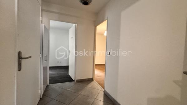 Appartement T3 traversant avec 2 extérieurs, parking & garage – Résidence recherchée
Idéalement situé dans une résidence calme et très prisée, venez découvrir cet appartement traversant offrant de beaux volumes et une belle luminosité tout au long de la journée.
Proche de toutes les commodités (commerces, écoles, transports) et avec un accès rapide aux grands axes routiers, il offre un cadre de vie pratique et agréable.
Les atouts du bien :
 Côté nuit : Deux chambres spacieuses avec rangement.
 Côté extérieur : Deux espaces extérieurs privatifs permettant de profiter du soleil à différents moments de la journée.
 Agencement : Appartement traversant offrant une belle circulation de l'air et de la lumière.
 Annexes : Une place de parking privée est inclus dans le prix.
 En option : Possibilité d'acquérir en supplément un grand garage fermé de 18 m² équipé d'une porte motorisée.
 Gestion optimisée : Faibles charges de copropriété et taxe foncière raisonnable.
Travaux de rafraîchissement à prévoir pour révéler tout le potentiel de cet appartement et le mettre à votre goût.
Un bien complet et recherché sur le secteur, idéal pour un premier achat ou un investissement pérenne.
À visiter sans tarder !