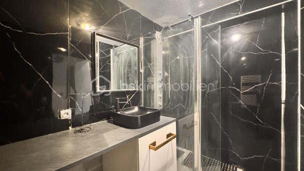 Appartement T3 traversant avec 2 extérieurs, parking & garage – Résidence recherchée
Idéalement situé dans une résidence calme et très prisée, venez découvrir cet appartement traversant offrant de beaux volumes et une belle luminosité tout au long de la journée.
Proche de toutes les commodités (commerces, écoles, transports) et avec un accès rapide aux grands axes routiers, il offre un cadre de vie pratique et agréable.
Les atouts du bien :
 Côté nuit : Deux chambres spacieuses avec rangement.
 Côté extérieur : Deux espaces extérieurs privatifs permettant de profiter du soleil à différents moments de la journée.
 Agencement : Appartement traversant offrant une belle circulation de l'air et de la lumière.
 Annexes : Une place de parking privée est inclus dans le prix.
 En option : Possibilité d'acquérir en supplément un grand garage fermé de 18 m² équipé d'une porte motorisée.
 Gestion optimisée : Faibles charges de copropriété et taxe foncière raisonnable.
Travaux de rafraîchissement à prévoir pour révéler tout le potentiel de cet appartement et le mettre à votre goût.
Un bien complet et recherché sur le secteur, idéal pour un premier achat ou un investissement pérenne.
À visiter sans tarder !