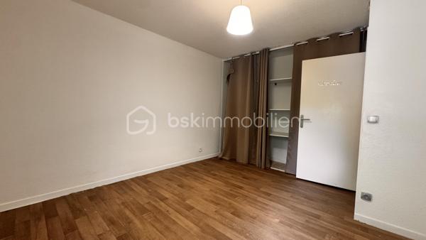 Appartement T3 traversant avec 2 extérieurs, parking & garage – Résidence recherchée
Idéalement situé dans une résidence calme et très prisée, venez découvrir cet appartement traversant offrant de beaux volumes et une belle luminosité tout au long de la journée.
Proche de toutes les commodités (commerces, écoles, transports) et avec un accès rapide aux grands axes routiers, il offre un cadre de vie pratique et agréable.
Les atouts du bien :
 Côté nuit : Deux chambres spacieuses avec rangement.
 Côté extérieur : Deux espaces extérieurs privatifs permettant de profiter du soleil à différents moments de la journée.
 Agencement : Appartement traversant offrant une belle circulation de l'air et de la lumière.
 Annexes : Une place de parking privée est inclus dans le prix.
 En option : Possibilité d'acquérir en supplément un grand garage fermé de 18 m² équipé d'une porte motorisée.
 Gestion optimisée : Faibles charges de copropriété et taxe foncière raisonnable.
Travaux de rafraîchissement à prévoir pour révéler tout le potentiel de cet appartement et le mettre à votre goût.
Un bien complet et recherché sur le secteur, idéal pour un premier achat ou un investissement pérenne.
À visiter sans tarder !