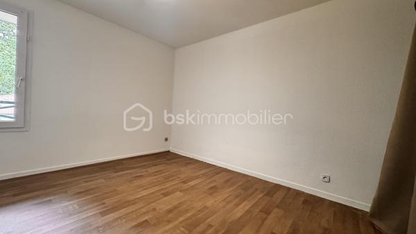 Appartement T3 traversant avec 2 extérieurs, parking & garage – Résidence recherchée
Idéalement situé dans une résidence calme et très prisée, venez découvrir cet appartement traversant offrant de beaux volumes et une belle luminosité tout au long de la journée.
Proche de toutes les commodités (commerces, écoles, transports) et avec un accès rapide aux grands axes routiers, il offre un cadre de vie pratique et agréable.
Les atouts du bien :
 Côté nuit : Deux chambres spacieuses avec rangement.
 Côté extérieur : Deux espaces extérieurs privatifs permettant de profiter du soleil à différents moments de la journée.
 Agencement : Appartement traversant offrant une belle circulation de l'air et de la lumière.
 Annexes : Une place de parking privée est inclus dans le prix.
 En option : Possibilité d'acquérir en supplément un grand garage fermé de 18 m² équipé d'une porte motorisée.
 Gestion optimisée : Faibles charges de copropriété et taxe foncière raisonnable.
Travaux de rafraîchissement à prévoir pour révéler tout le potentiel de cet appartement et le mettre à votre goût.
Un bien complet et recherché sur le secteur, idéal pour un premier achat ou un investissement pérenne.
À visiter sans tarder !