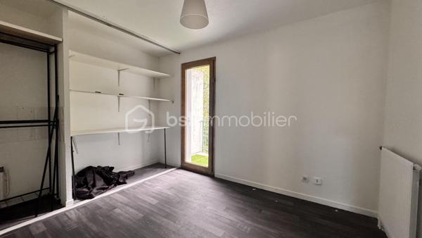 Appartement T3 traversant avec 2 extérieurs, parking & garage – Résidence recherchée
Idéalement situé dans une résidence calme et très prisée, venez découvrir cet appartement traversant offrant de beaux volumes et une belle luminosité tout au long de la journée.
Proche de toutes les commodités (commerces, écoles, transports) et avec un accès rapide aux grands axes routiers, il offre un cadre de vie pratique et agréable.
Les atouts du bien :
 Côté nuit : Deux chambres spacieuses avec rangement.
 Côté extérieur : Deux espaces extérieurs privatifs permettant de profiter du soleil à différents moments de la journée.
 Agencement : Appartement traversant offrant une belle circulation de l'air et de la lumière.
 Annexes : Une place de parking privée est inclus dans le prix.
 En option : Possibilité d'acquérir en supplément un grand garage fermé de 18 m² équipé d'une porte motorisée.
 Gestion optimisée : Faibles charges de copropriété et taxe foncière raisonnable.
Travaux de rafraîchissement à prévoir pour révéler tout le potentiel de cet appartement et le mettre à votre goût.
Un bien complet et recherché sur le secteur, idéal pour un premier achat ou un investissement pérenne.
À visiter sans tarder !