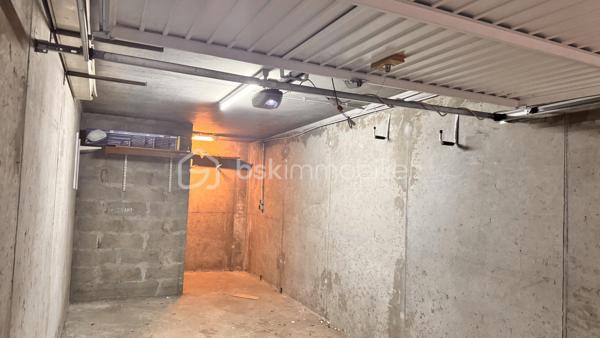 Appartement T3 traversant avec 2 extérieurs, parking & garage – Résidence recherchée
Idéalement situé dans une résidence calme et très prisée, venez découvrir cet appartement traversant offrant de beaux volumes et une belle luminosité tout au long de la journée.
Proche de toutes les commodités (commerces, écoles, transports) et avec un accès rapide aux grands axes routiers, il offre un cadre de vie pratique et agréable.
Les atouts du bien :
 Côté nuit : Deux chambres spacieuses avec rangement.
 Côté extérieur : Deux espaces extérieurs privatifs permettant de profiter du soleil à différents moments de la journée.
 Agencement : Appartement traversant offrant une belle circulation de l'air et de la lumière.
 Annexes : Une place de parking privée est inclus dans le prix.
 En option : Possibilité d'acquérir en supplément un grand garage fermé de 18 m² équipé d'une porte motorisée.
 Gestion optimisée : Faibles charges de copropriété et taxe foncière raisonnable.
Travaux de rafraîchissement à prévoir pour révéler tout le potentiel de cet appartement et le mettre à votre goût.
Un bien complet et recherché sur le secteur, idéal pour un premier achat ou un investissement pérenne.
À visiter sans tarder !