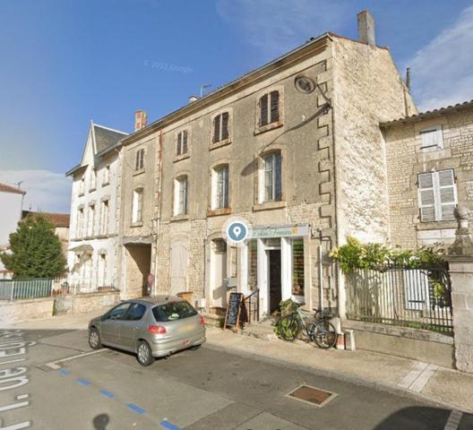 IMMEUBLE AVEC LOCAL COMMERCIAL A PRAHECQ !