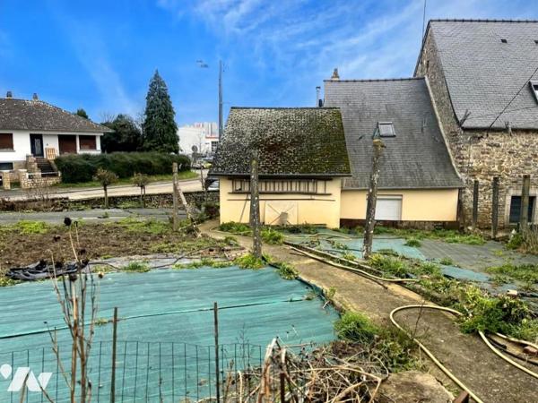 Maison de ville à rénover – Évron 