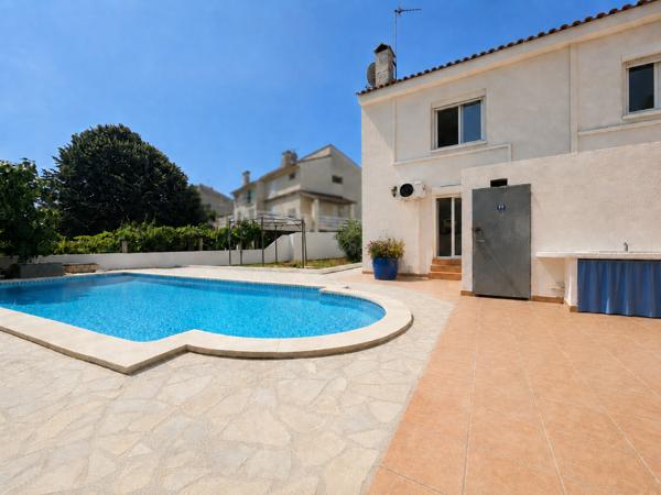Maison
         8 pièces
        - 213 m² Bien prestige 590 000 € *