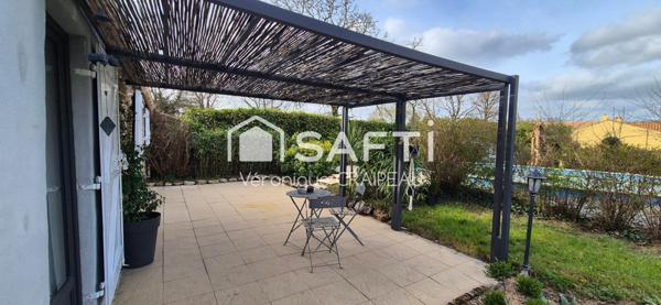 Maison coup de coeur avec 2 chambres, mezzanine, terrain clos avec piscine hors sol, espace de stockage à pied des commerces