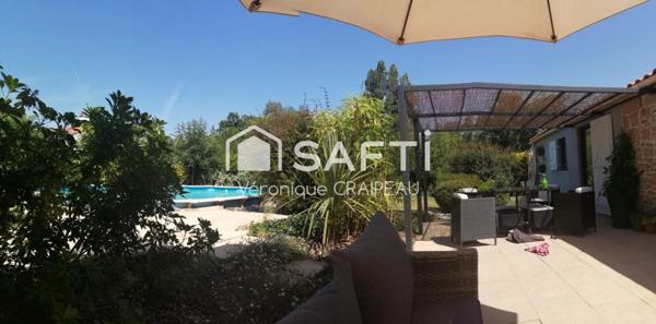 Maison coup de coeur avec 2 chambres, mezzanine, terrain clos avec piscine hors sol, espace de stockage à pied des commerces