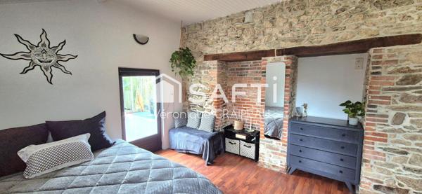 Maison coup de coeur avec 2 chambres, mezzanine, terrain clos avec piscine hors sol, espace de stockage à pied des commerces