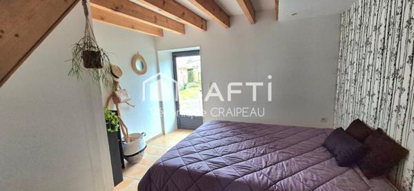 Maison coup de coeur avec 2 chambres, mezzanine, terrain clos avec piscine hors sol, espace de stockage à pied des commerces